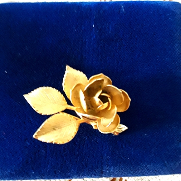 Giovanni Jewelry - Vintage Giovanni signed goldtone brooch.   Open rosebud and leaves.